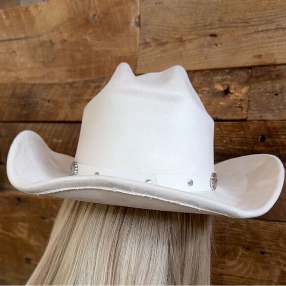 🤍 White Western Cowboy Hat with Silver Conchos – Timeless & Chic 🤍 - Picture 10 of 10